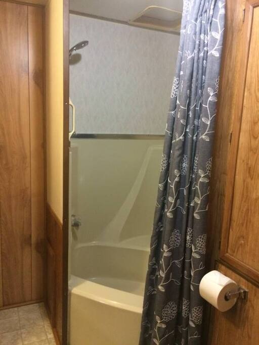 Shower/Tub