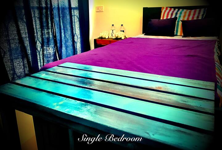 Dormitorio individual con cama extraíble