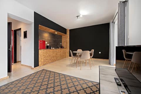 Popular Airbnb listing: Piraeus Superior Suite with Balcony in Φρεαττύδα