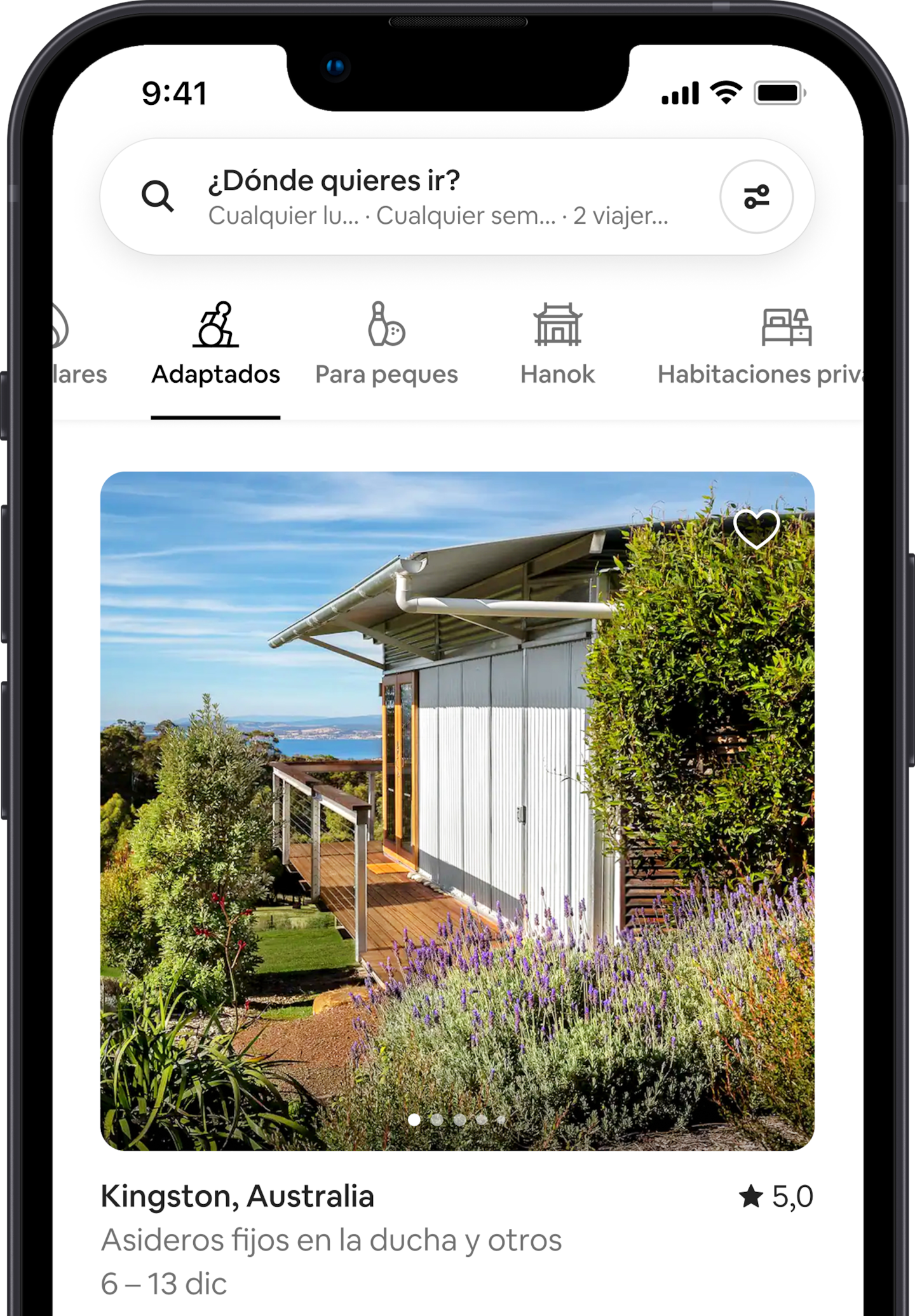 Un teléfono que muestra alojamientos en Airbnb de la categoría Adaptados, donde aparece destacada una casa que tiene una entrada sin escalones.