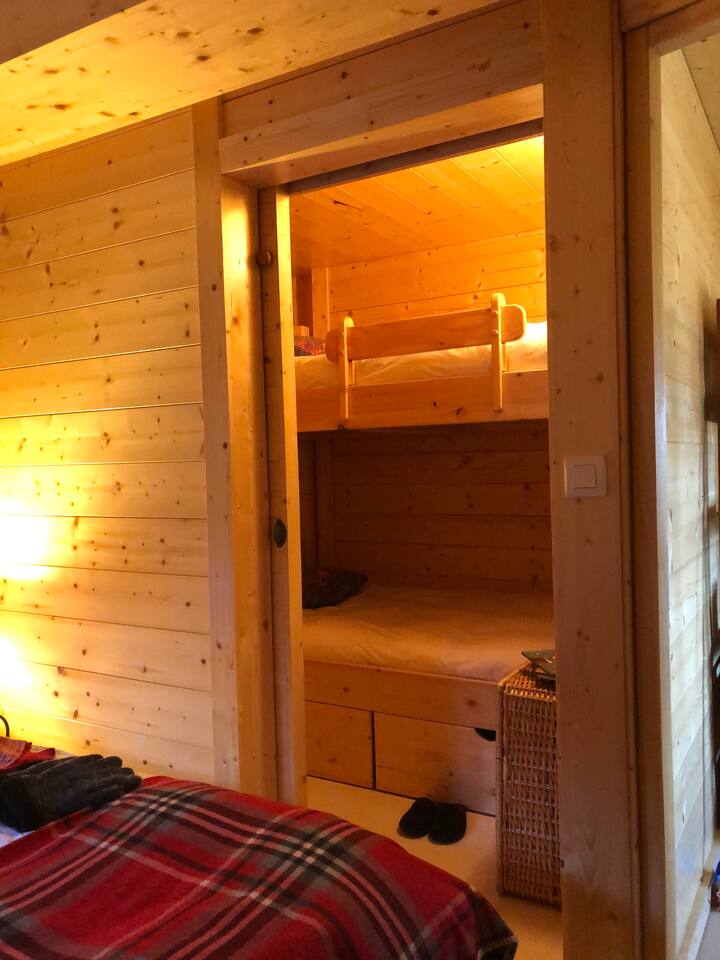 1 хижа (без прозорец) с двуетажно легло и достъпен до основната спалня/ 1 легло (без прозорец) с двуетажно легло, достъп от основната спалня.