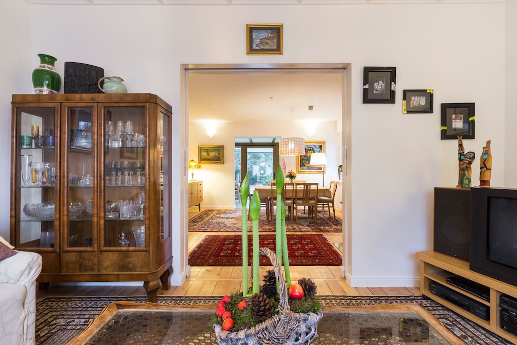 Wohnzimmer mit Blick ins Eßzimmer, Küche/Wintergarten und in den Garten