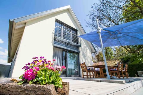 Popular Airbnb listing: Lakeside house in Friedrichshafen