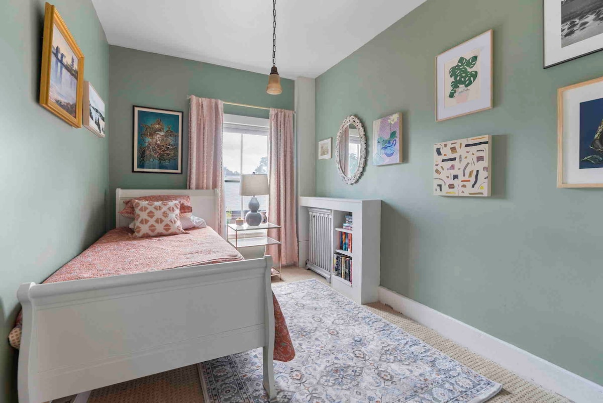 Slatka i jednostavna jednokrevetna soba na 3. katu koja se trenutačno koristi za dadilju.