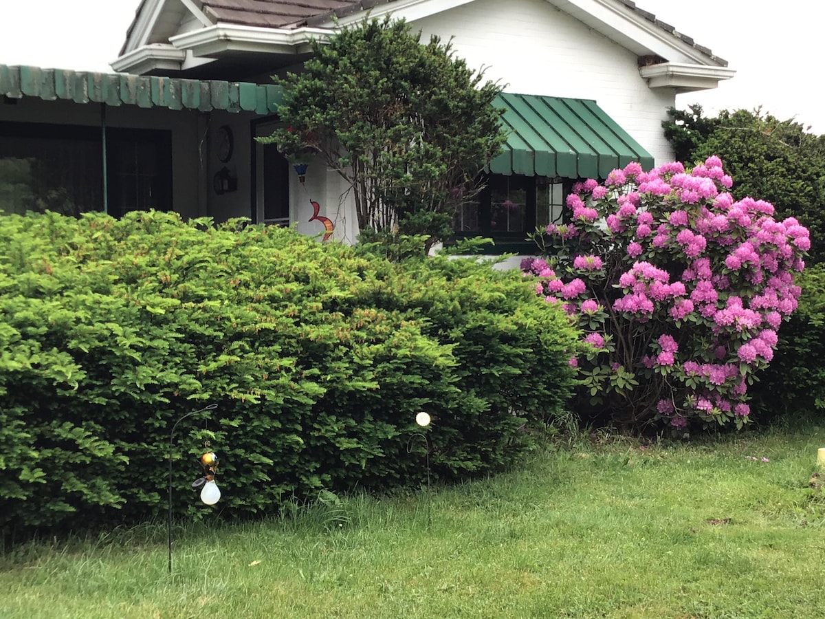 Nanny’s Rustic Retreat (Farmhouse Deluxe Bedroom) Farm stays for Rent