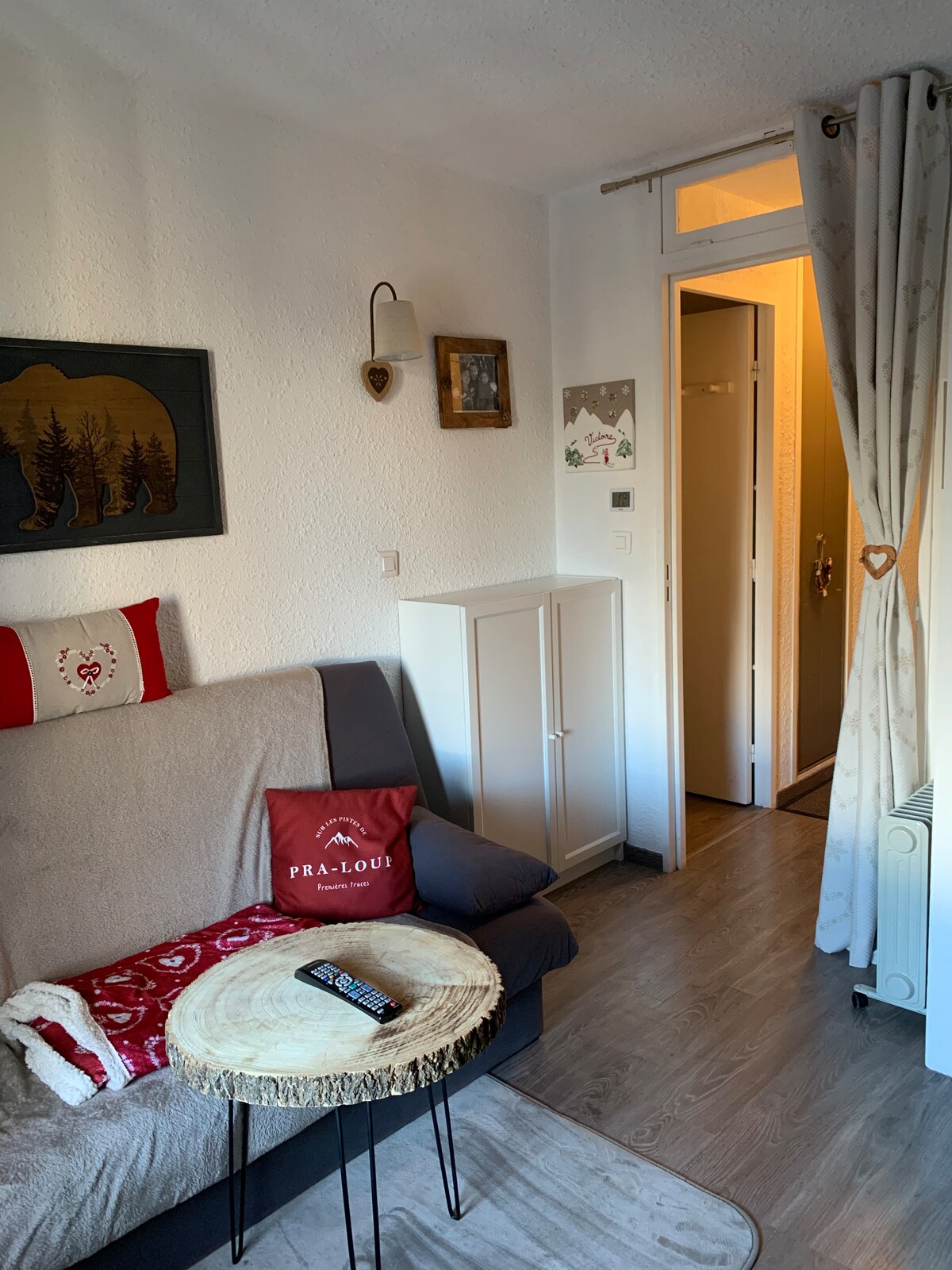 Habitación principal:
trastero 
Marco de fotos de madera en la pared
Un cuadro de medallas de esquí en la pared
Un termómetro y un muro de hidromasaje