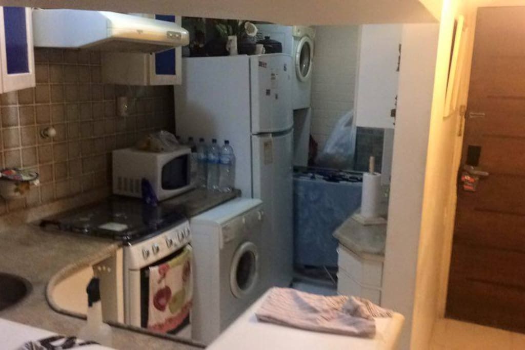 Cuisine avec machine à laver, grand frigo