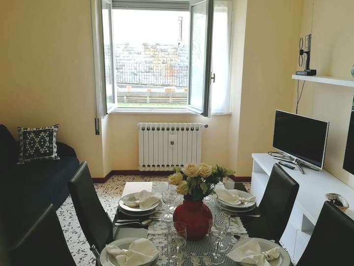 Всекидневна - телевизор и маса с дълга дръжка