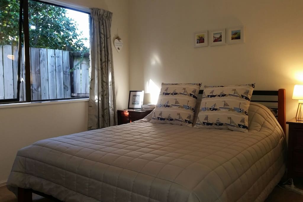 A quiet, cozy room with a queen size bed