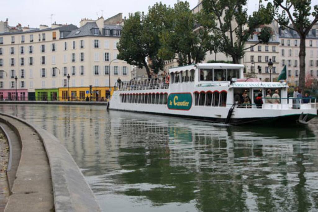 Canal St Martin (5 mn à pied) Promenade en bateau la journée et tour des bars la nuit.