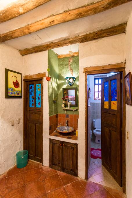 Hall y baños
