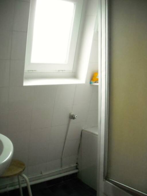 Salle de bain avec fenêtre