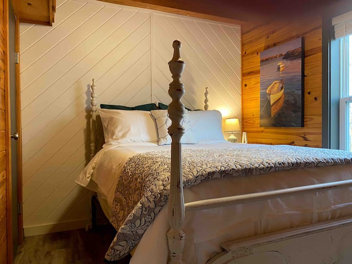 سرير كامل الحجم، تلفزيون ذكي في الطابق الأول.