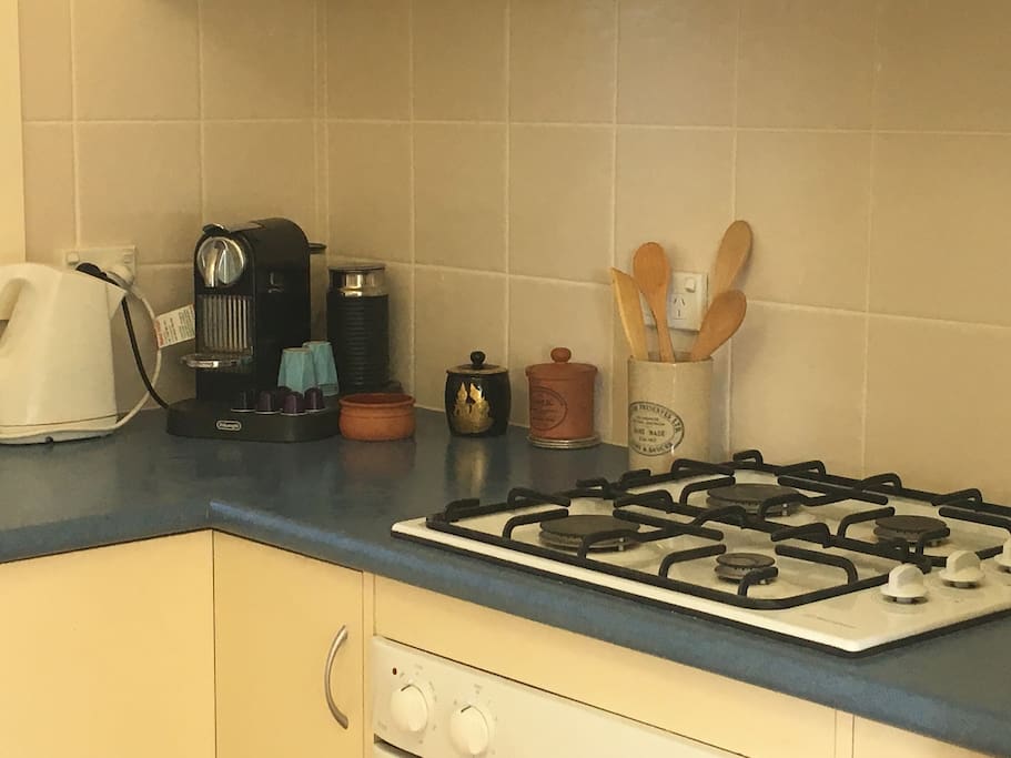 Kitchen with coffee machine, gas hot plates and electric oven