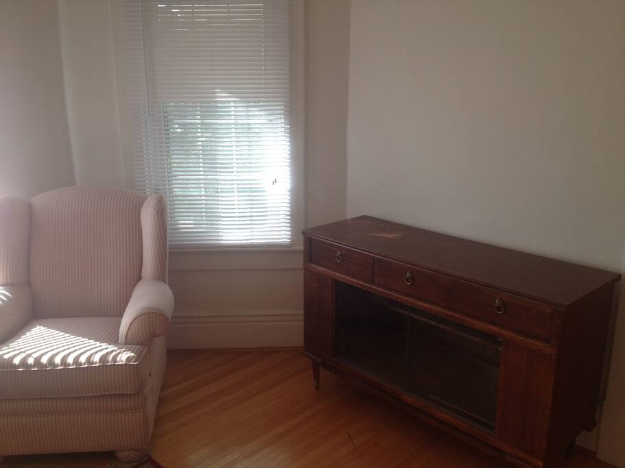 Cozy living room with nice bay window - lots of light!