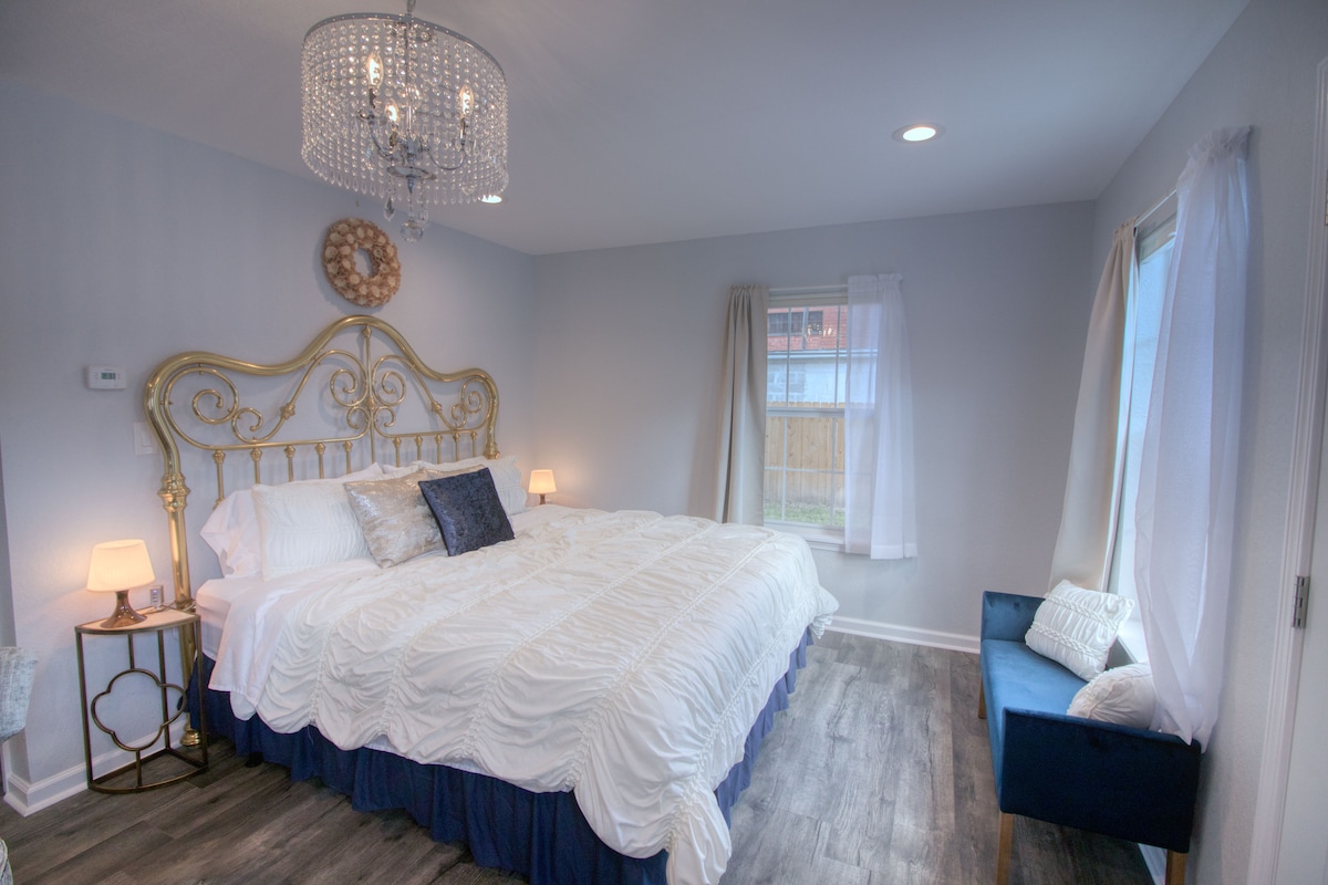 Successful Airbnb property: Near Alamo & Riverwalk | King Bd w Priv. Pool+Spa in Lone Star