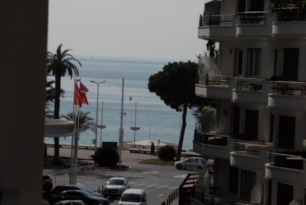 A NICE VIEWSEASIDE JUST THE CROISETT AND THE BEACHES WE CAN SAY DOWN THE BUILDING