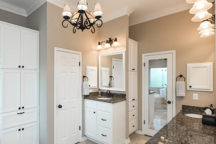 Enjoy the Scenery from Palatial Estate House gallery image 3