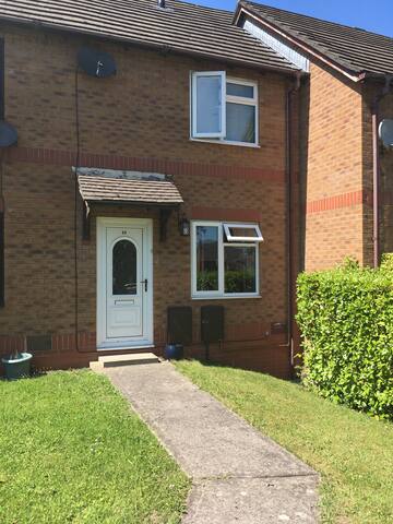 Bridgend single room let.