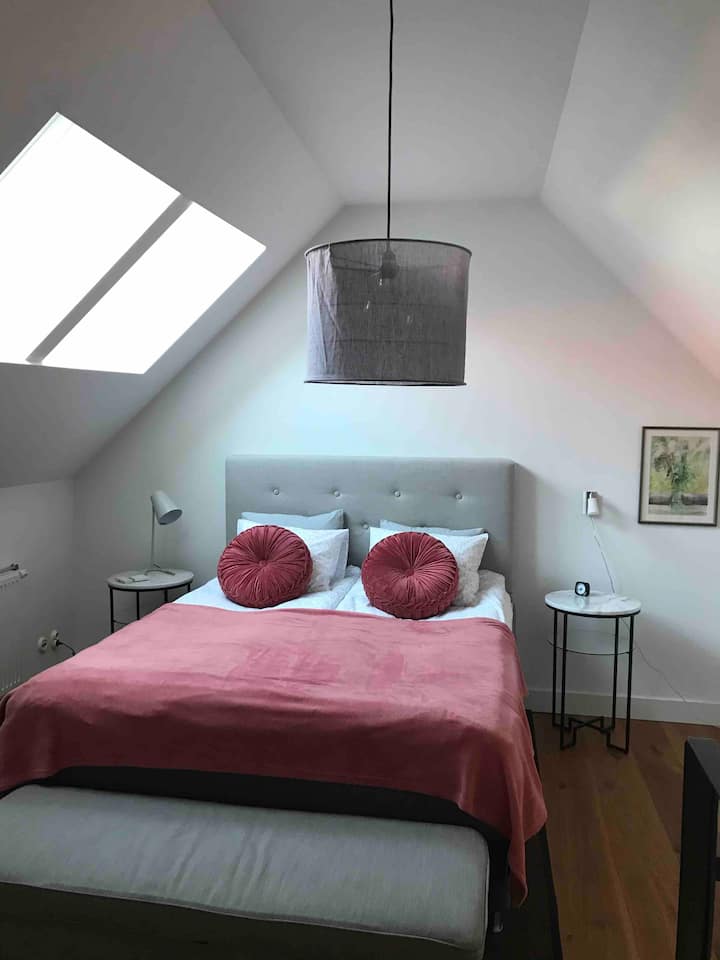 ห้องนอนพร้อมเตียงคู่ชั้นบนพร้อมผนังตู้เสื้อผ้า ผู้เข้าพักทิ้งครึ่งหนึ่งของส่วนที่เหลือ 
มีเตารีดและกระดานรีดผ้า 
นอกจากนี้ยังมีผ้าเช็ดตัวสำรองด้วย 