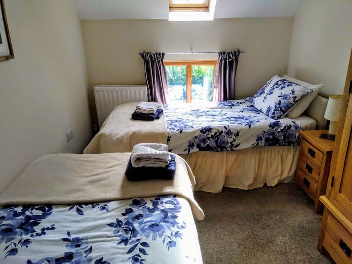 ¡El dormitorio con dos camas individuales está enfrente del baño, lo que significa que cada habitación tiene un baño separado!