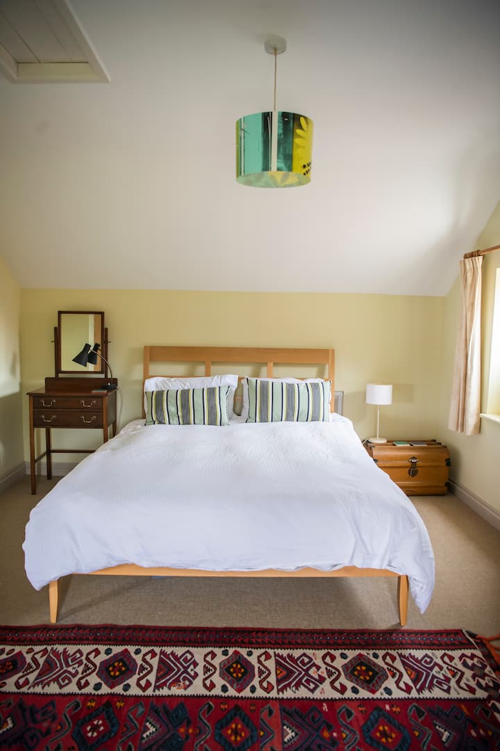 Slaapkamer 1, boven met queensize bed