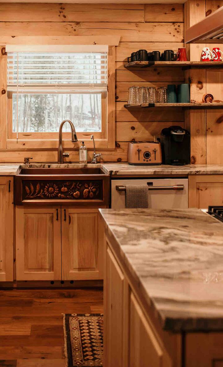 Log Cabin-minutes from Downtown Cobourg + Hot Tub