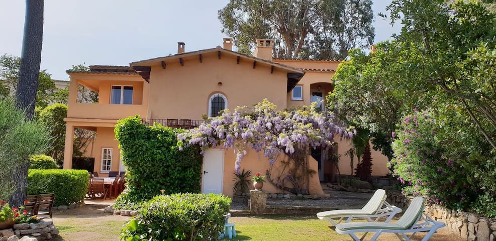 Unique house and garden at 45 m. of the beach. BE.