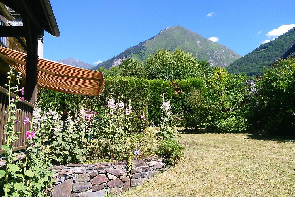 Le jardin très fleuri, plein sud