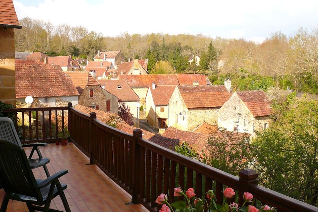 Terrasse plen sud, avec vue imprenable sur le village d'Aillac.