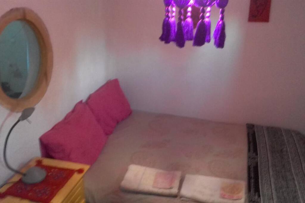 Chambre lit double, bedroom double bed