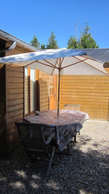 Table de jardin à disposition avec parasol