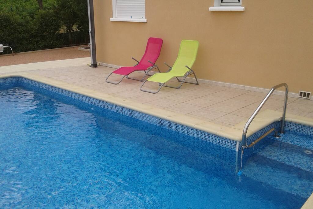 Espace relaxation et détente au bord de la piscine d'eau salée.
