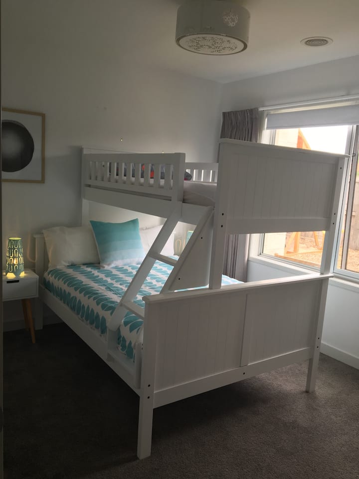 Trio poschodová posteľ