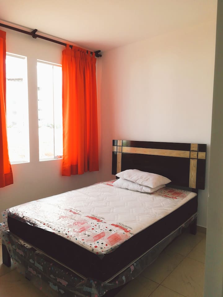 Მთავარი საძინებელი 2 საწოლითა და აბაზანა-ტუალეტით.
