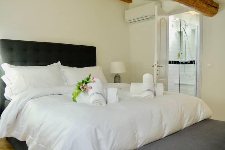 Chumba cha kulala chenye nafasi kubwa chenye kitanda cha Kingsize, A/C na televisheni 