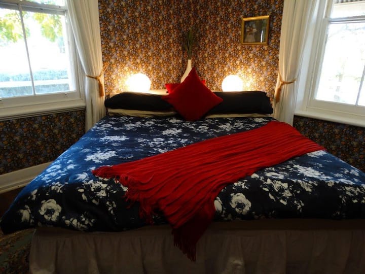 King bedroom ( same bedroom - different bedding)