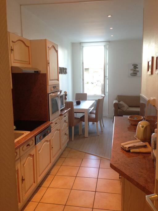 Vue sur la cuisine et le salon de la chambre