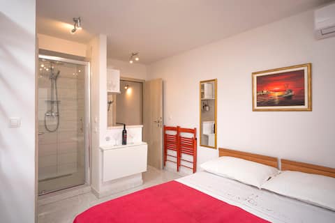 Top Airbnb: Lotti Sweet Studio Apart In center Stari Grad in Velo Grabje