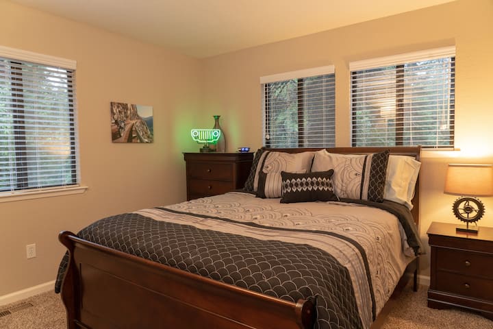 Main floor bedroom #1: queen bed