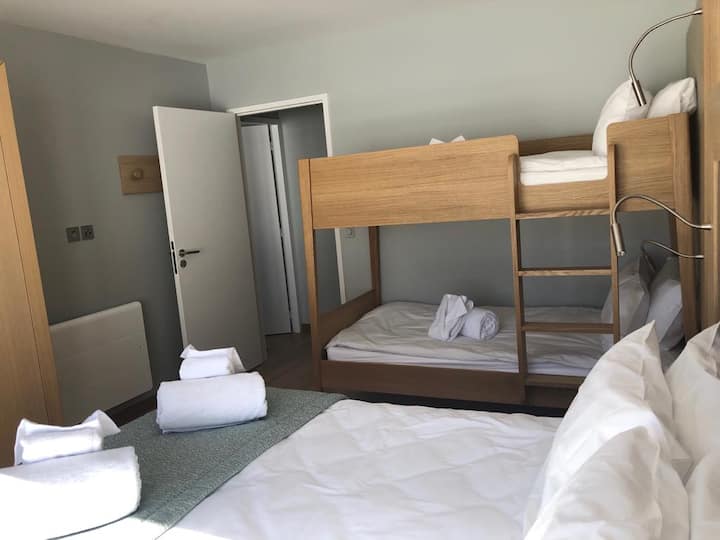 Dormitorio 3 con cama matrimonial y literas