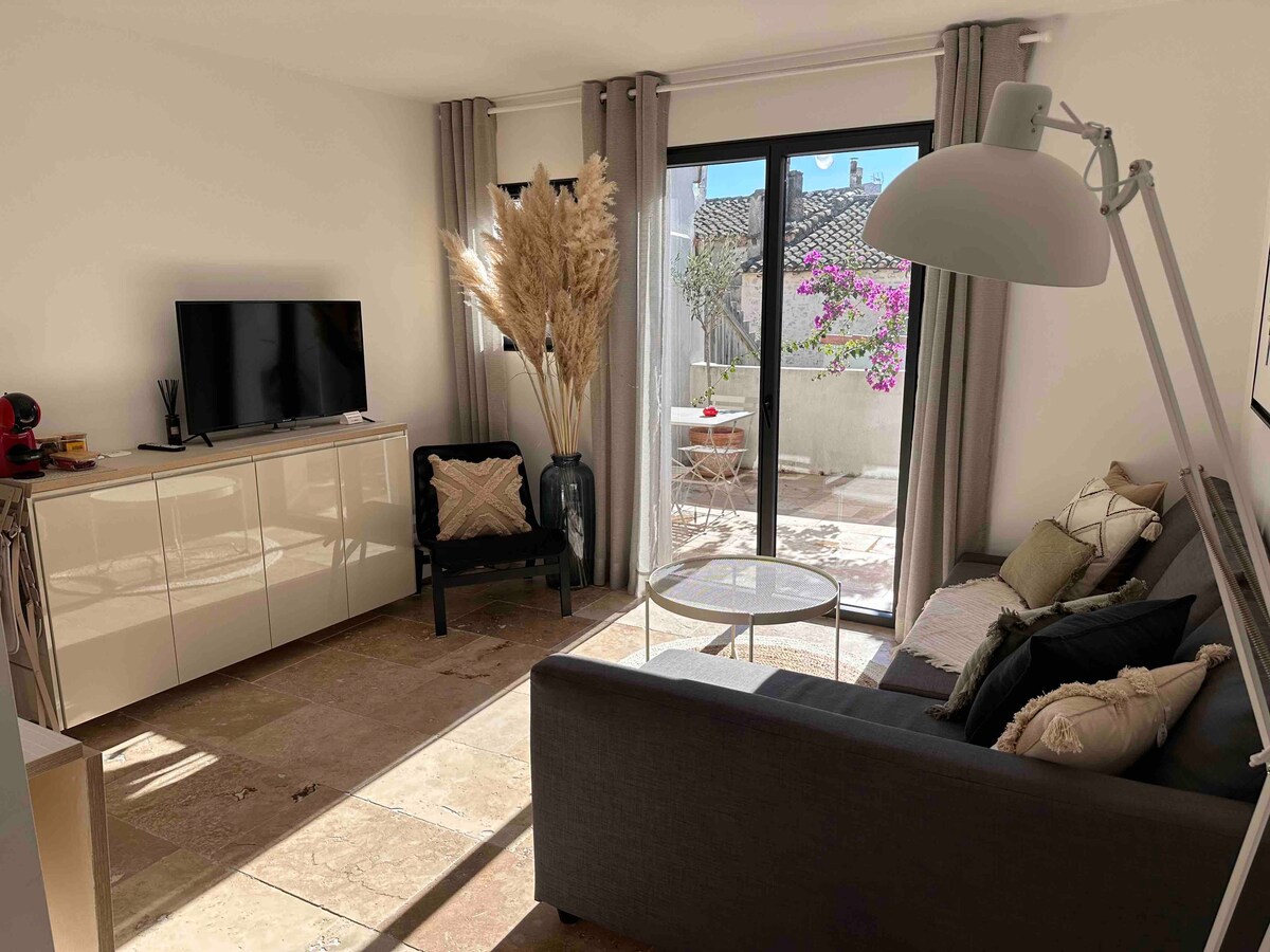 Top Airbnb: 3-star intra-muros terrace apartment à Aigues Mortes