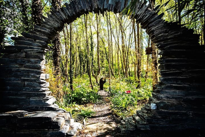 'Sleepy Hollow"Romantic cottage in idyllic garden.