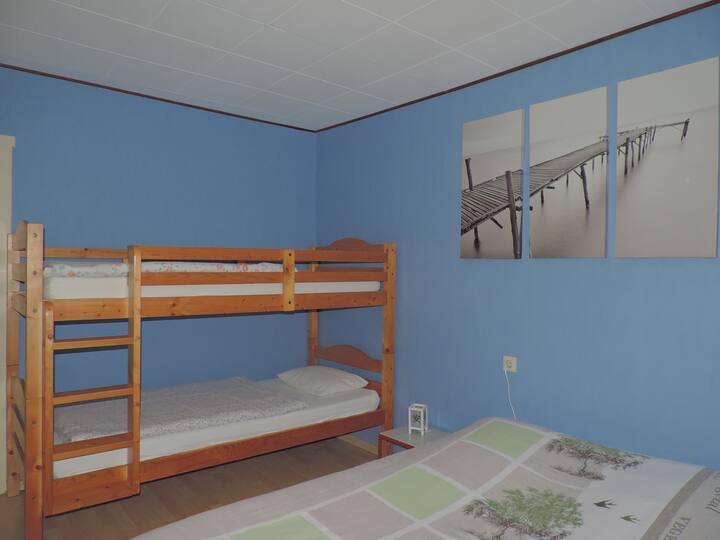 Schlafzimmer 1
1x Doppelbett 140x200cm //
1 Etagenbett = 2x 90x200cm