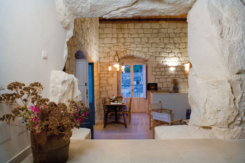 Grotta n.1, dettaglio con vista ingresso (cucina/soggiorno)
