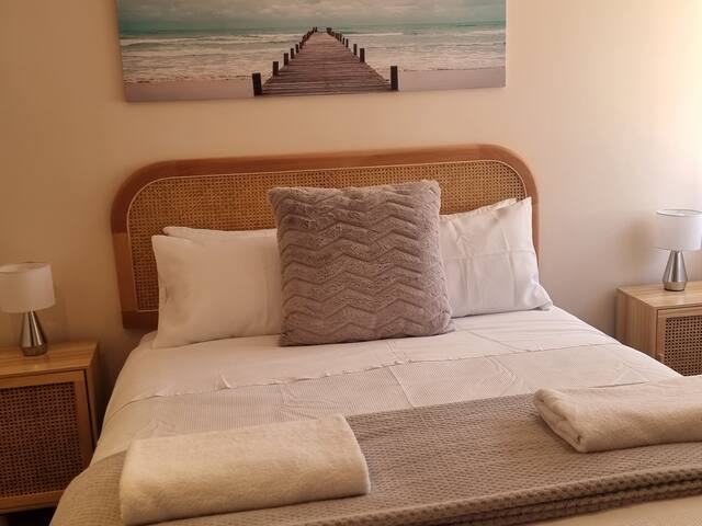 Estuary water views 4bedroom home with pool gallery image 4