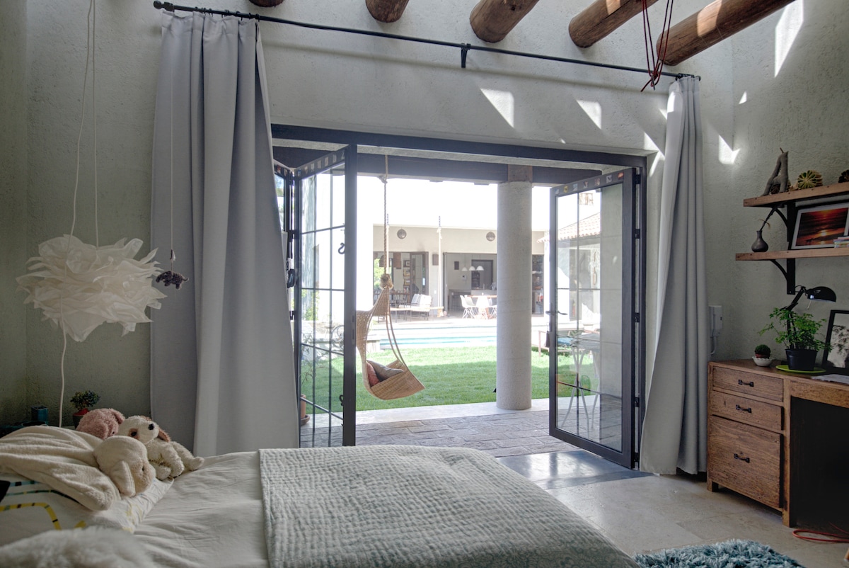 Druhá spálňa s 2 samostatnými posteľami (môže byť tiež premenená na manželskú posteľ) s výhľadom na bazén a závesnú hojdačku
