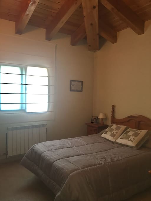 Amplia habitación privada.