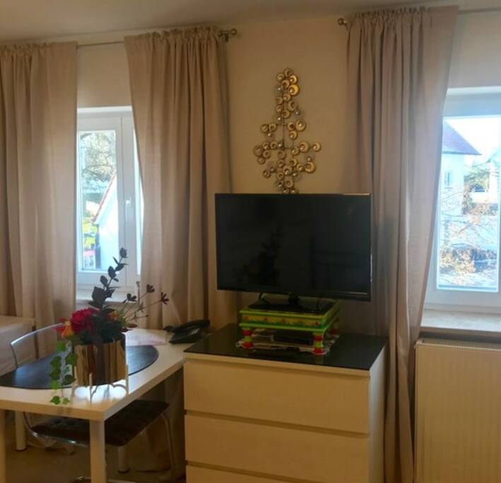 Flachbildfernseher und Schreibtisch