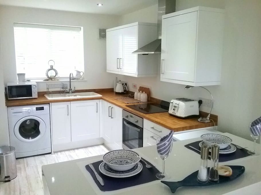 Well equipped open plan kitchen with bistro breakfast bar